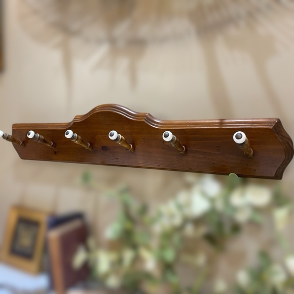 Vintage Wood 6 Peg Coat Hat Purse Wall Rack Holder with Ceramic Knobs - Picture 1 of 8